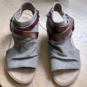 Blowfish Malibu Sandal Womens 8 1/2 canvas/Leather zip up Bohemian Beach casual